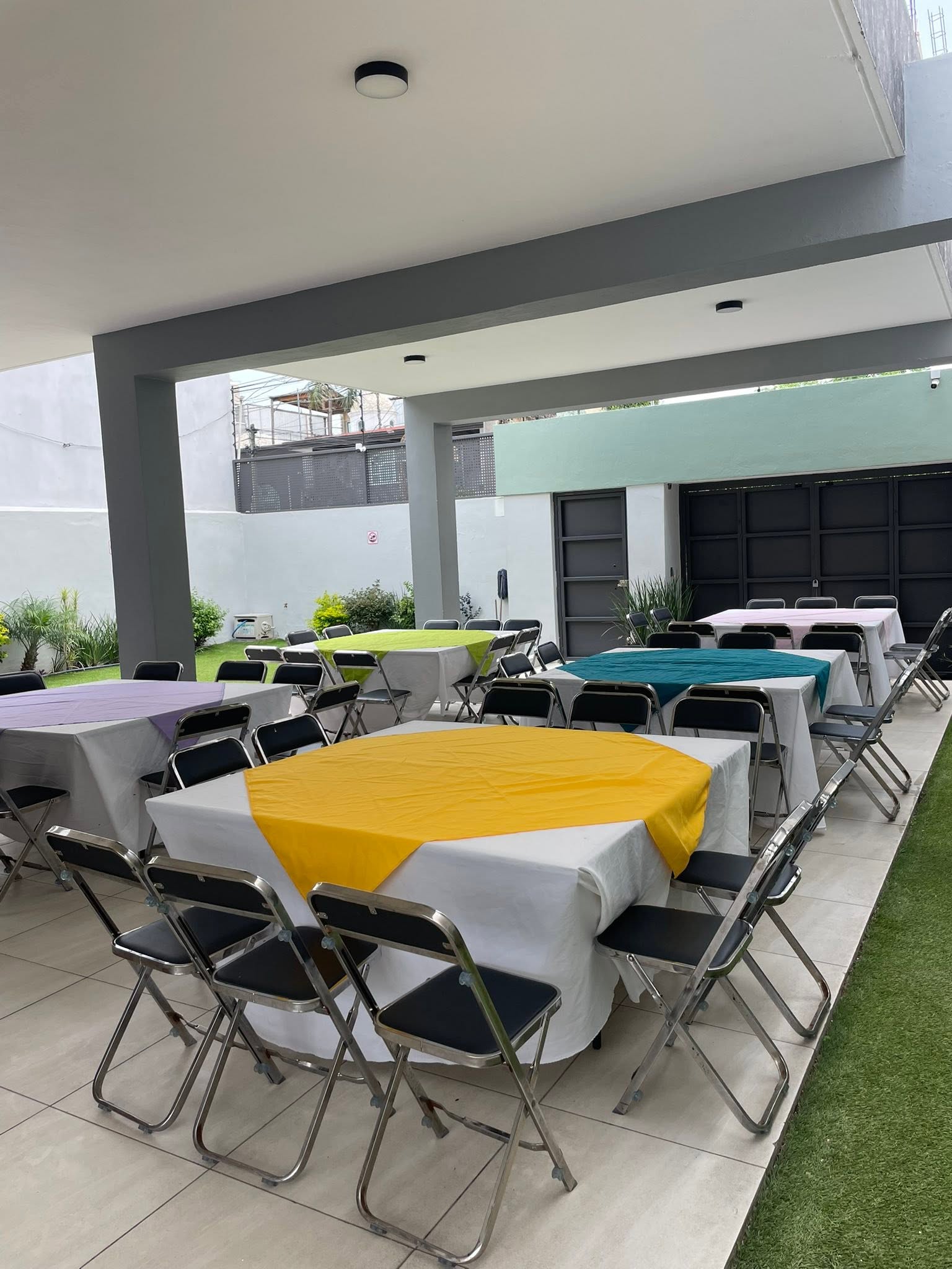 Mobiliario Completo con Mantelería - Terraza La Opulenza